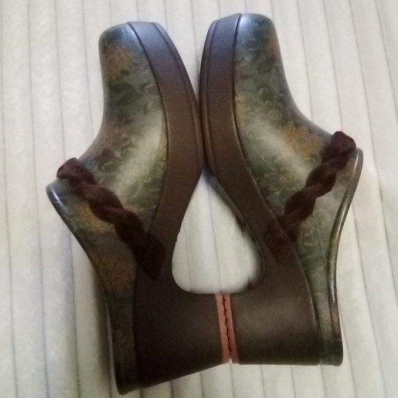 Crocs Clogs - Picture 4 of 5